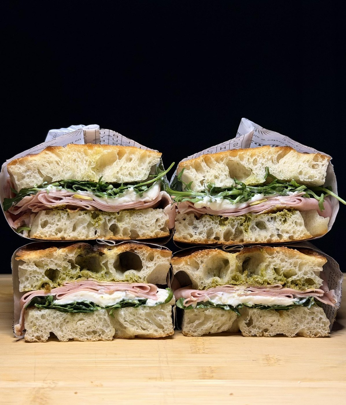 Focaccia z szynką i rukolą